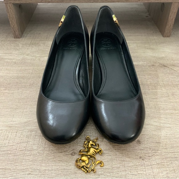 Tory Burch Elizabeth Black Leather Pumps Heels ~ Size 6.5 - Picture 6 of 12